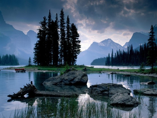 Spirit_Island,_Maligne_Lake,_Jasper_National_Park,_Alberta,_Canada